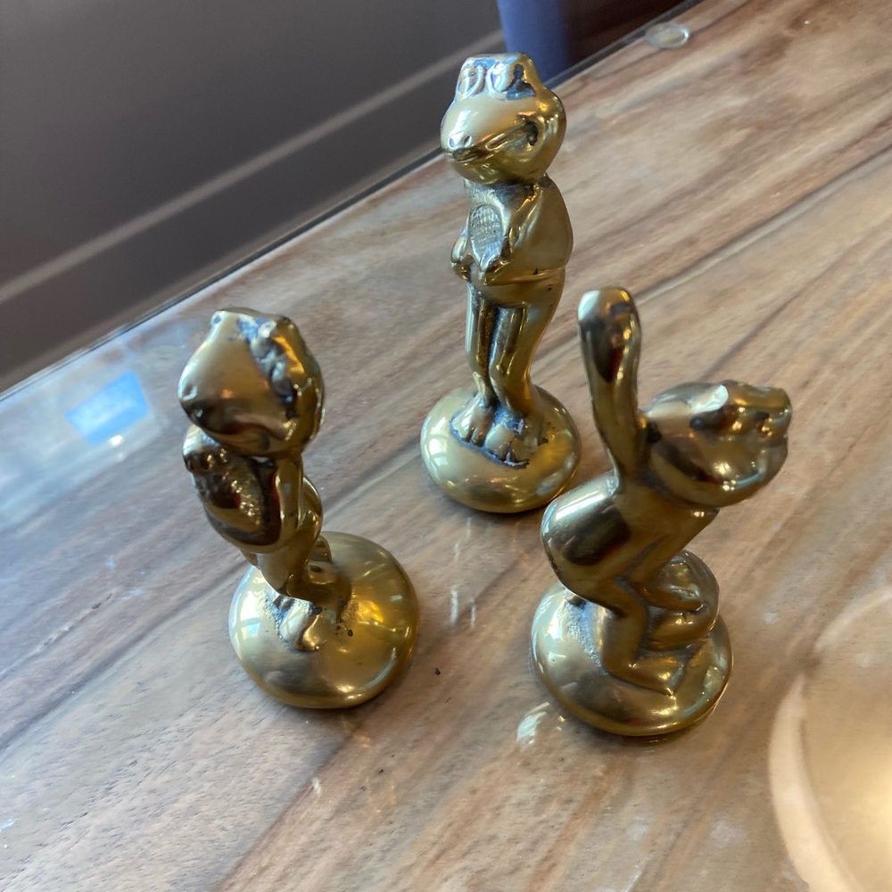 Sport brass frogs